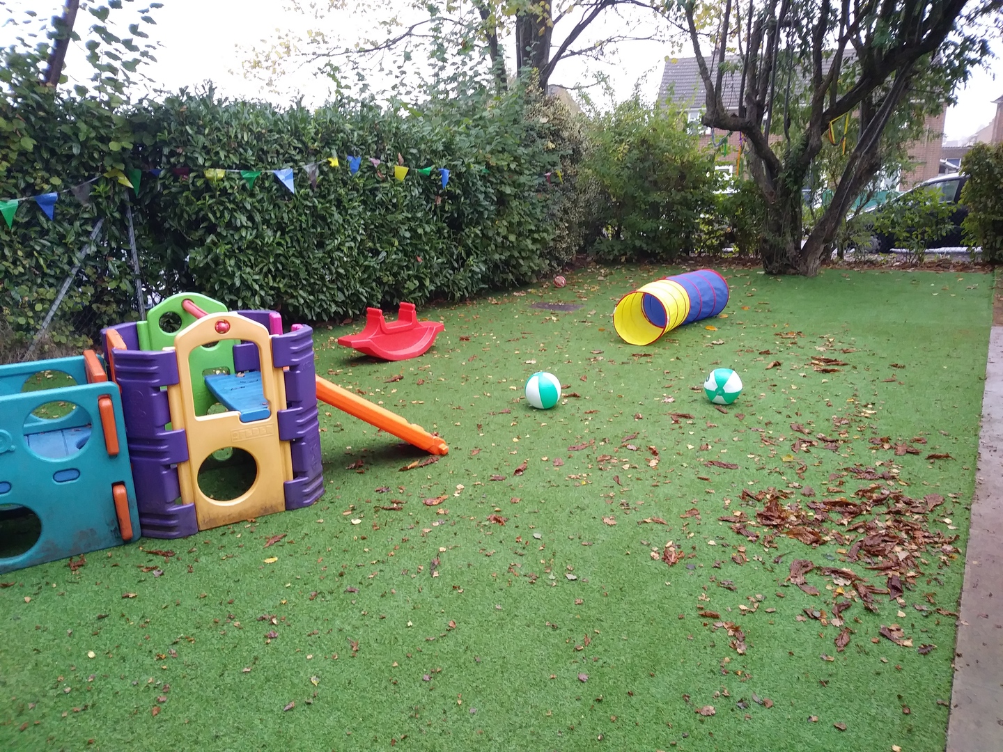 How to Maintain Your Artificial Grass in Autumn