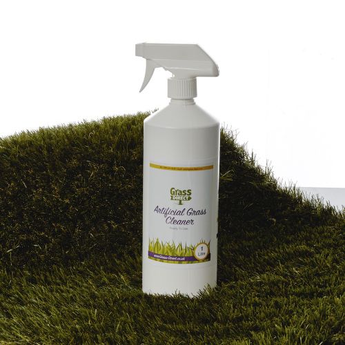 Cleaner for treating weeds in fake grass